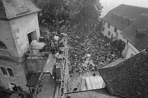 Bild: Folkfestival auf der Lenzburg, 1975 - Foto: Christof Sonderegger, Comet Photo AG (Zürich), https://ba.e-pics.ethz.ch/catalog/ETHBIB.Bildarchiv/r/1143982/viewmode=infoview - Lizenz: https://creativecommons.org/licenses/by-sa/4.0/deed.en - Datei: https://commons.wikimedia.org/wiki/File:Folkfestival_Lenzburg_-_ETH-Bibliothek_Com_L24-0331-0004-0001.tif 